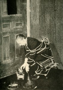 John Nevil Maskelyneがスピリットキャビネットの錯覚、c1910を実行します。