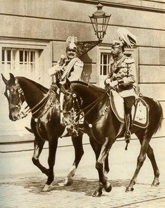 1911年、1935年、ドイツのベルリンで開催されたカイザーヴィルヘルム2世とキングジョージ5世。 作： Unbekannt