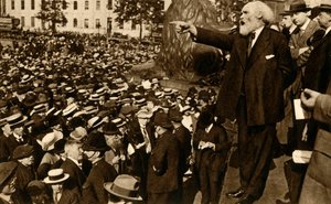 キールハーディは、1933年8月2日、ロンドンのトラファルガースクエアでスピーチを行います。