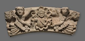 アーチのキーストーン：エンゼルスがサポートするメダリオン内の女性の胸像、400年代。 作： Unbekannt