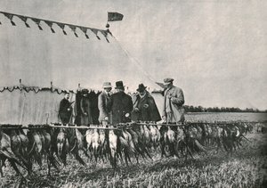 1902年、1910年にシャーボーンエステートでバッグを検査していたエドワード7世王。