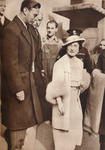 1937年、ジョージ6世とエリザベス女王が戴冠式からの復活を残す