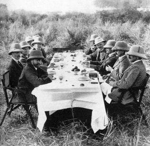 1961年にネパールで虎狩りをした後に昼食をとったジョージ5世王1865-1936