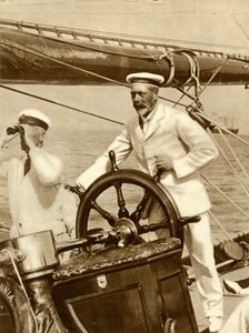 1924年、1935年のカウズレガッタ週に彼のヨット、ブリタニアのハンドルを握っているジョージ5世。 作： Unbekannt