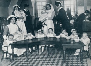戦争で父親と働いている母親を持つ子供のためのキングスウェイホールクレッシュ、1914 作： Unbekannt