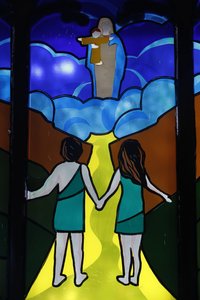 Kon Tum Cathedral。ステンドグラスの窓。アダムとイヴ、楽園からの追放。コントゥム。ベトナム 作： Unbekannt