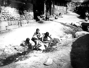 通りの韓国の子供たち、ナムサン、韓国、1900 作： Unbekannt