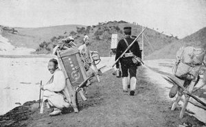 日本兵のポーターとして機能する韓国のクーリー、日露戦争、1904-5 作： Unbekannt