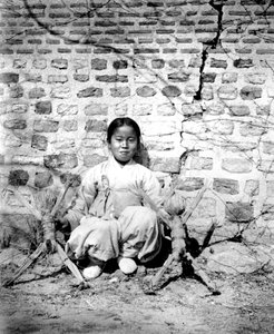 人形を持つ韓国の少女、1900 作： Unbekannt