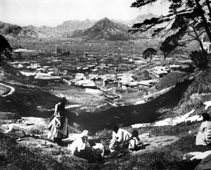丘の中腹にある韓国人女性、ソウル、韓国、1900 作： Unbekannt