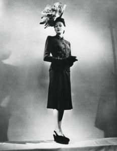 ラファムシック、フランスのファッションデザイナー、ジャックファスの衣装、パリ、1943年1月 作： Unbekannt
