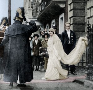 1923年4月26日、1937年4月26日、ウェストミンスター寺院で結婚するエリザベスボウズリヨン夫人
