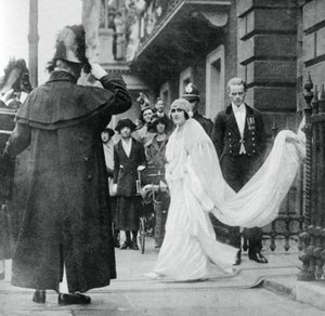 1923年4月26日、1937年4月26日、ウェストミンスター寺院で結婚するエリザベスボウズリヨン夫人