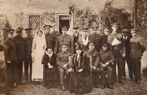 エリザベス夫人とストラスモア伯爵夫人、回復期の負傷兵、1916年 作： Unbekannt
