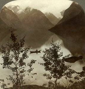 ローエン湖-雲をかぶった山々の海岸で氷河が餌をとる-ノルウェー、c1905。 作： Unbekannt
