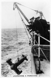 戦艦HMSロドニーからパラベーンを発射、1937年 作： Unbekannt