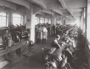 1916年にピーターズバーグにある光学機械協会の工場でのレンズ加工 作： Unbekannt