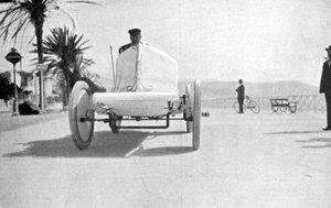 ニーダー作のGardner-Serpolletスチームカーに乗ったLeon Serpollet、1903年