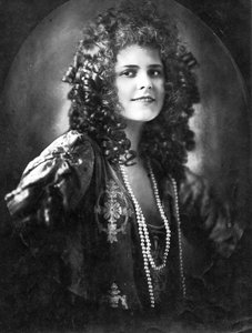 Liane Haidt (モノクロ写真)
