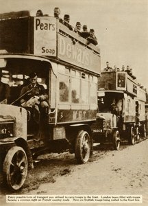 スコットランドの軍隊を前に連れて行くロンドンバス、第一次世界大戦、1914年、1935年。 作： Unbekannt
