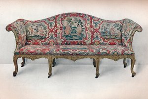 長い布張りのソファ：蛇紋岩の形をした彫刻と金箔、c1750 作： Unbekannt