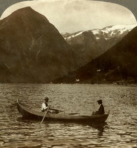 ジュグムから氷に覆われたノルウェーのジェイペンまで、エッセフィヨルドを一望するc1905。 作： Unbekannt