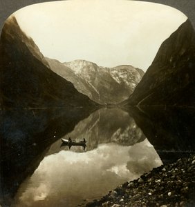 ノルウェーのグドヴァンゲンの近くから、まだ深いナエロフィヨルドを見下ろしています。c1905。