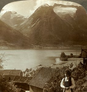 Hjelleから静かなStrynns湖を越えて急な山の氷河を見る。スカーラ、ノルウェー、c1905。 作： Unbekannt