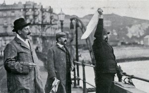 1909年7月25日、イギリス海峡を飛行した後、ドーバーの桟橋でルイブレリオット 作： Unbekannt