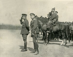 1917年7月、1919年、軍隊に敬礼するケレンスキー。