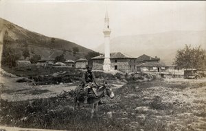 ギリシャ・マセドイヌ：ミナレットの前でロバに乗る男 - ポストカード 1914-1918年 作： Unbekannt