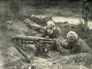 1919年、ガスヘルメットを身に着けた機動砲手 作： Unbekannt