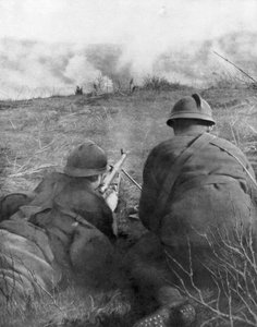 1918年4月28日、1926年4月28日、フランス、ピカルディのハンガードウッドの端にある機関銃手 作： Unbekannt
