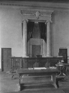 法廷の治安判事の机、ニューヨーク市第三地方裁判所、1924年 作： Unbekannt