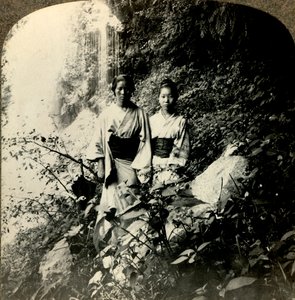 朝日の国の乙女、小木城の滝の下...、c1900。 。 作： Unbekannt