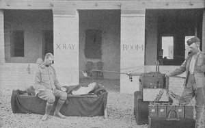 バタースビー少佐と彼の整然としたスーダンでのX線撮影、c1890、1910 作： Unbekannt