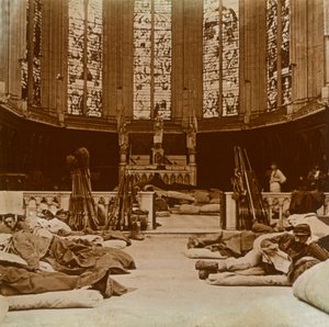 1914年、フランス北部のマルヌの教会にあるその場しのぎの兵舎。 作： Unbekannt