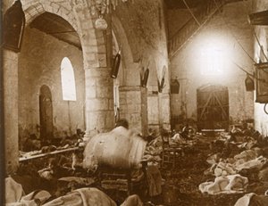 1914年北フランス、マルヌの教会の仮設病院