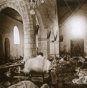 1914年北フランス、マルヌの教会の仮設病院