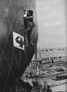 バスケットを取り付ける前にバルーンのネットを調整する、c1935 c1937 作： Unbekannt