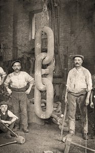 1909年頃、Hingley & Sons社でタイタニックのアンカーチェーンを作る（写真）。 作： Unbekannt