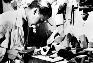 木製の靴底を作る、ドイツ占領下のパリ、1941年2月 作： Unbekannt