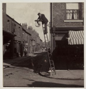 ガス街路灯を清掃する男性（1905年頃 作： Unbekannt