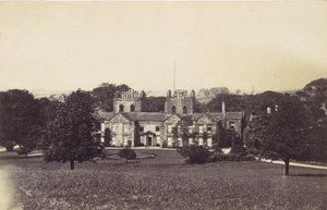 敷地から見た 2 つの塔を持つマナー ハウス、1860 年代。 作： Unbekannt