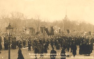 サンクトペテルブルクの行進者、ロシア革命、1917年。 作： Unbekannt