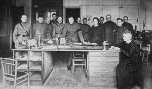 マリーキュリー、ポーランド生まれのフランスの物理学者、1919年パリのラジウム研究所
