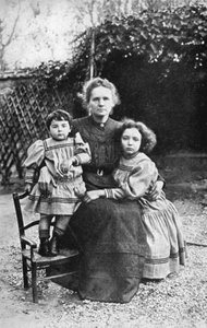 ポーランド生まれのフランスの物理学者、マリーキュリーと娘のイブ、アイリーン、1908年