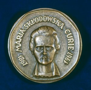 1967年にポーランドで生まれたフランスの物理学者、マリースクロドフスカキュリーを記念するメダル