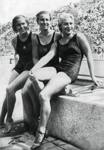 1936年ベルリンオリンピック、女子プラットフォームダイビングイベントのメダリスト 作： Unbekannt