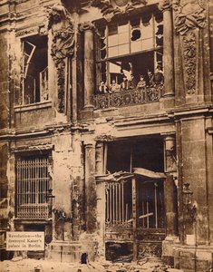 シティパレスのバルコニーにあるピープルズマリンディビジョンのメンバー、1918年12月、1918年、193年 作： Unbekannt